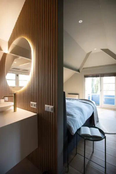 Badkamermeubel met spiegelwand en houten afwerking – villa Het Gooi