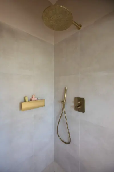 Detail messing kraan met handdouche – villa Het Gooi