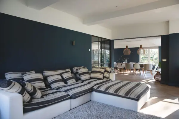 Woonkamer met grote hoekbank en moderne inrichting – villa Het Gooi