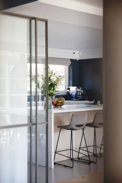 Moderne keuken met bar en stalen pui – villa Het Gooi