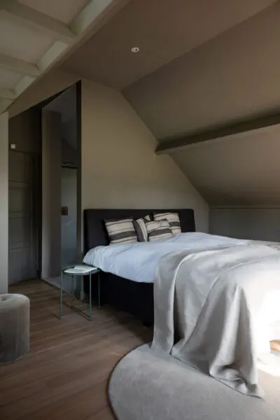 Slaapkamer met schuine wanden en tweepersoonsbed – villa Het Gooi